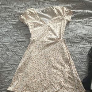 Hollister sundress. White with yellow flowers XSmall